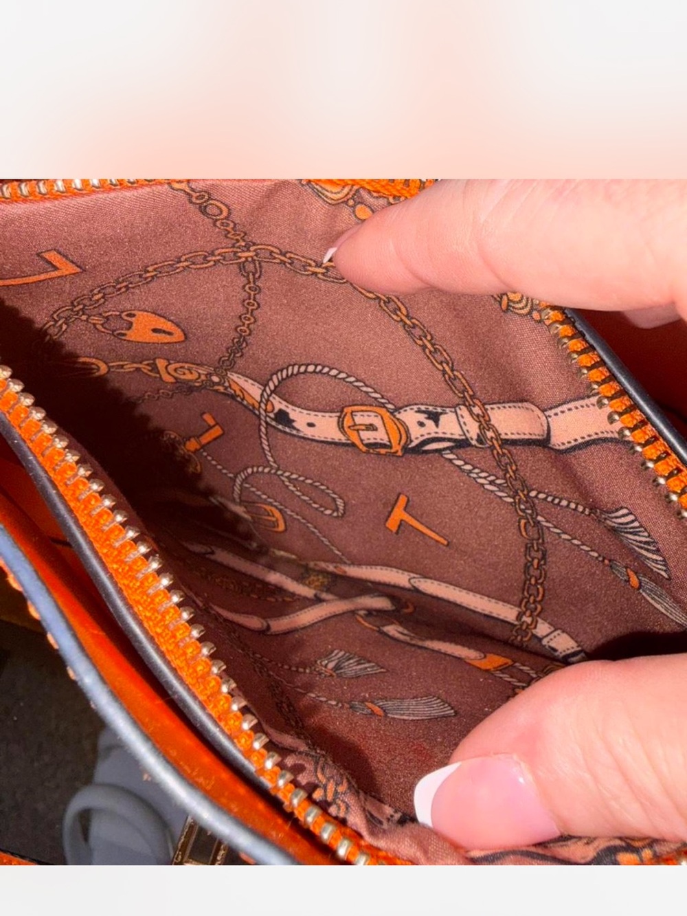 Vibrant Large NWOT Tangerine Orange Structured Tote with gold hardware - Picture 4 of 8